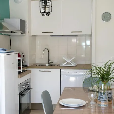 Maison Neuve Lumineuse Avec Jardin, Parking Prive